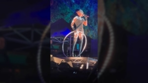 Grace Jones, 75 Jahre alt, hula hooping | Menschen | Was is hier eigentlich los?