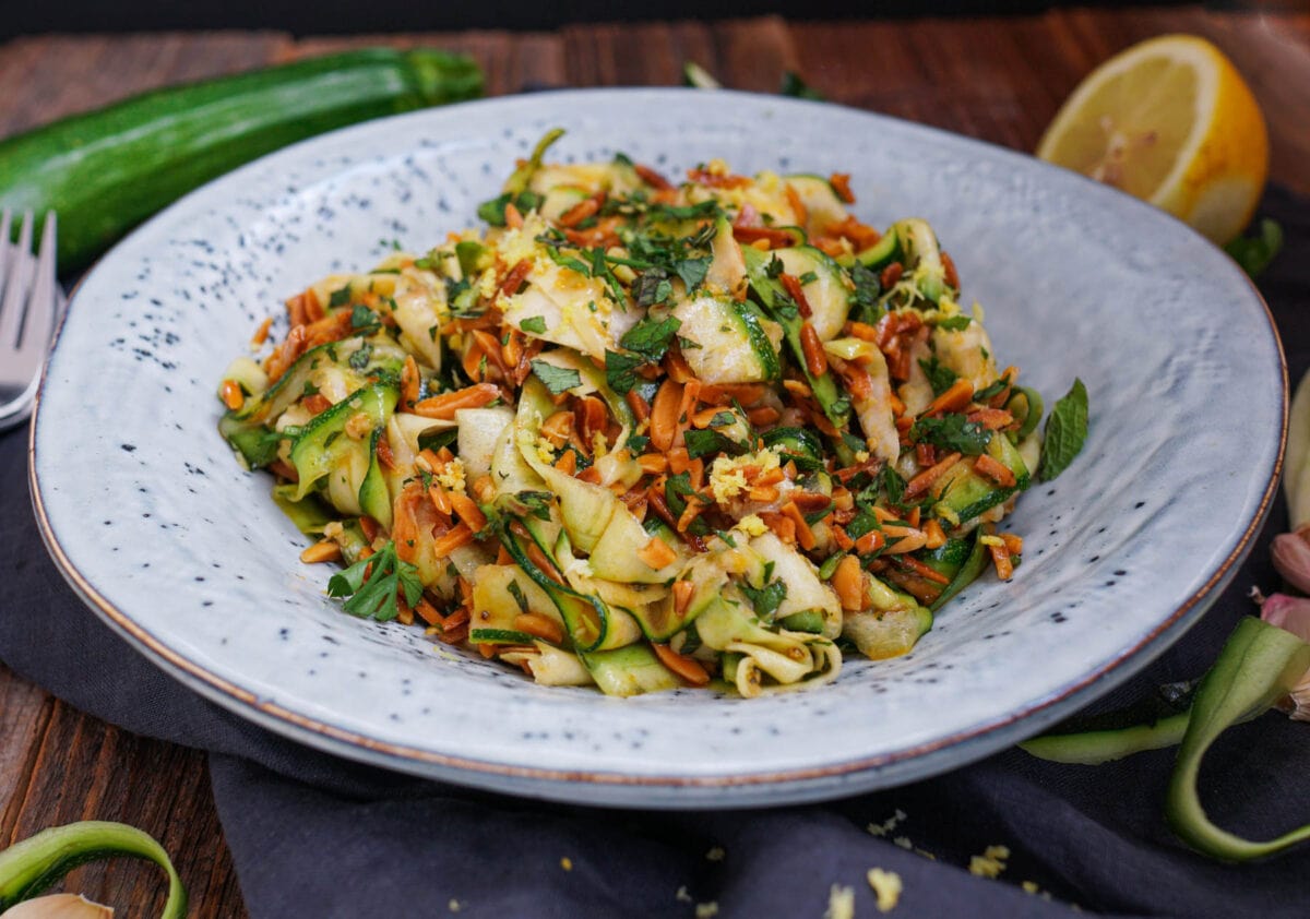 Zucchini-Mandel-Salat mit Zitronen-Knoblauch-Dressing - Was is hier ...