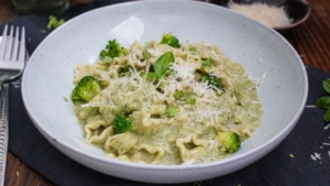 Line kocht Pasta mit Brokkoli-Parmesan-So&szlig;e | Line kocht | Was is hier eigentlich los?