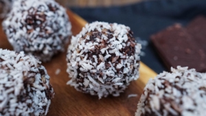 Line macht Energy Balls mit Schokolade und Kokos | Line backt | Was is hier eigentlich los?