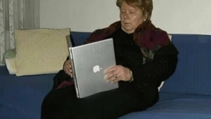 Ach, deswegen hei&szlig;t das MacBOOK | Lustiges | Was is hier eigentlich los?