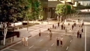 Ein Werbespot, der aus Versehen zeigt, wie absurd Autos sind | Werbung | Was is hier eigentlich los?