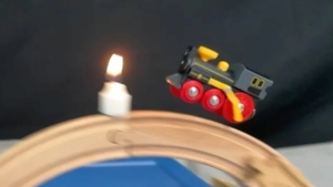 Die spektakul&auml;ren Stunts einer Holzeisenbahn | Awesome | Was is hier eigentlich los?