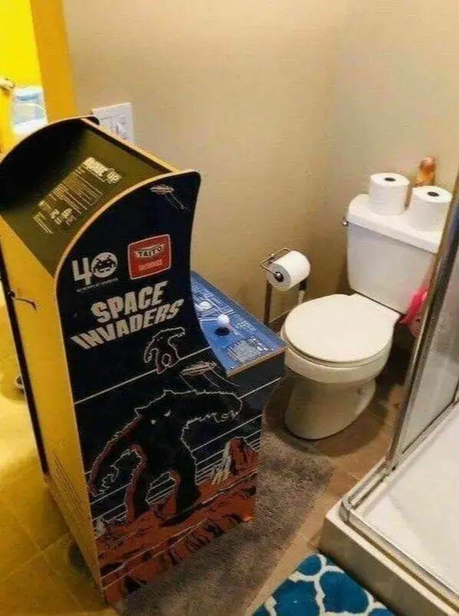 Was wir fr&uuml;her ohne Handy auf Klo gemacht haben | Lustiges | Was is hier eigentlich los?