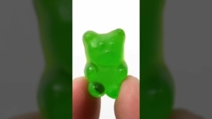 Wie man einen Gummi-B&auml;r mit Kaliumchlorat vernichtet | WTF | Was is hier eigentlich los?