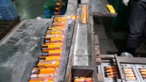 Wie Batterien hergestellt werden | Was gelernt | Was is hier eigentlich los?