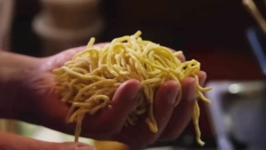 Zu Besuch in einer Ramen-Nudel-Fabrik | Essen und Trinken | Was is hier eigentlich los?