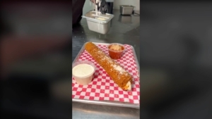 Der vielleicht gr&ouml;&szlig;te Mozzarella-Stick der Welt | Essen und Trinken | Was is hier eigentlich los?