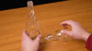 Wie man per Hand Glasflaschen kunstvoll zerschneidet | Gadgets | Was is hier eigentlich los?