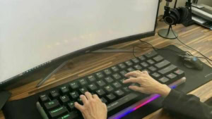 Gro&szlig;e Bildschirme brauchen gro&szlig;e Tastaturen | Lustiges | Was is hier eigentlich los?