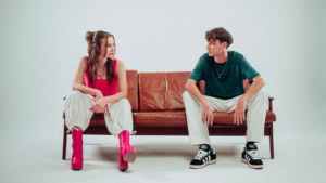 Julia Meladin & Basti Stein - Bad Times & Sad Vibes | Musik | Was is hier eigentlich los?