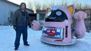 Eine riesige Winkekatze als Schneeballwurfmaschine | Handwerk | Was is hier eigentlich los?