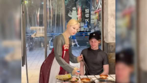 Jetzt tun Menschen schon so, als w&auml;ren sie Roboter | WTF | Was is hier eigentlich los?