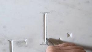 Wie lange es dauert, ein &bdquo;i&ldquo; in Stein zu hauen | Design/Kunst | Was is hier eigentlich los?