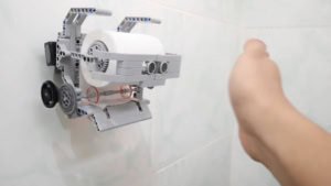 Ein automatischer Toilettenpapierspender aus LEGO | Gadgets | Was is hier eigentlich los?