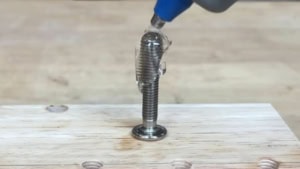 Hei&szlig;kleber statt D&uuml;bel | Handwerk | Was is hier eigentlich los?