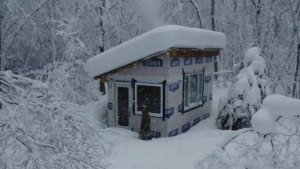 Im tiefsten Winter in einer spartanischen H&uuml;tte Zeit verbringen | Handwerk | Was is hier eigentlich los?