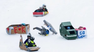 Schlittenrennen mit Pappe | Lustiges | Was is hier eigentlich los?