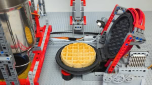 Eine LEGO-Maschine, die Waffeln vollautomatisch herstellen kann | Gadgets | Was is hier eigentlich los?