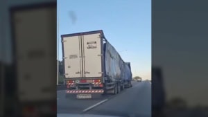Nur ein nicht ganz normaler LKW auf der Autobahn | WTF | Was is hier eigentlich los?