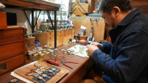 Nur ein Mann, der 10.000 Uhren von Hand gefertigt hat | Handwerk | Was is hier eigentlich los?