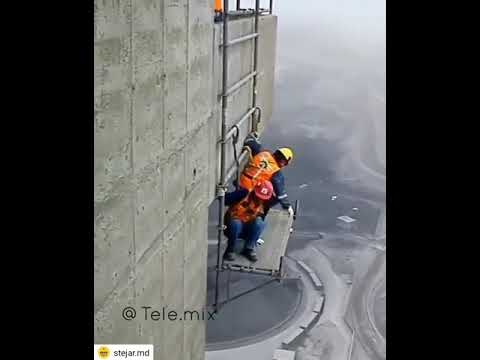 Wie ein Gerüst in schwindelerregender Höhe abgebaut wird | WTF | Was is hier eigentlich los?