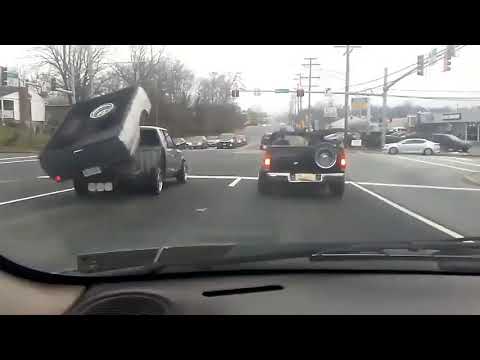 Zwei Pick-Ups beim Paarungstanz an der Ampel | Lustiges | Was is hier eigentlich los?